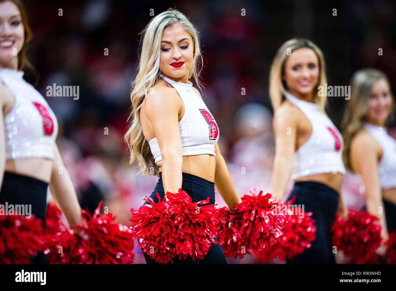 North Carolina State Wolfpack cheerleaders durante il NCAA College Basketball gioco tra l'USC Upstate spartani e la NC Wolfpack stato al PNC Arena sabato 22 dicembre, 2018 in Raleigh, NC. Giacobbe Kupferman/CSM Foto Stock