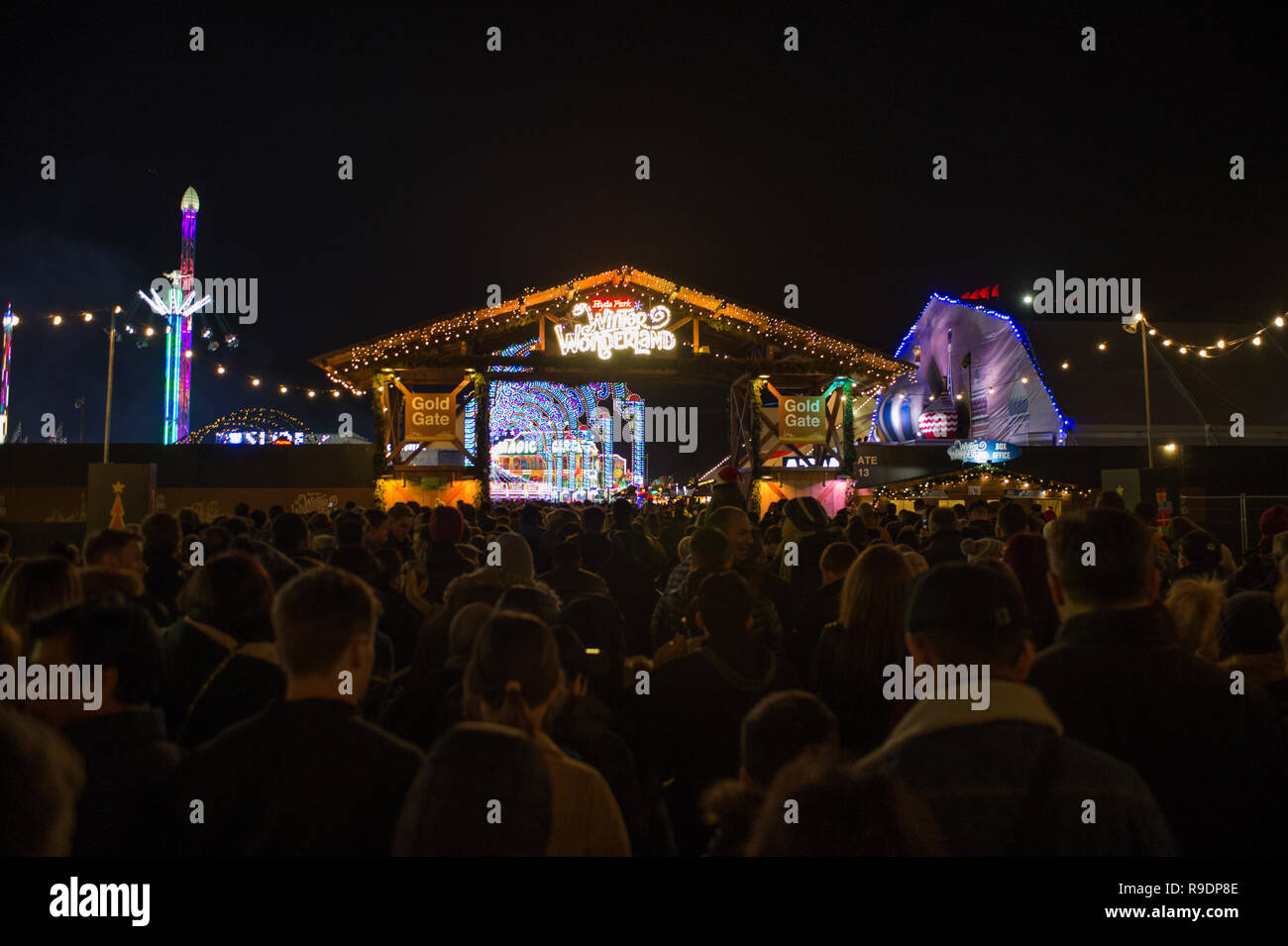 Londra, UK.22 Dicembre , 2018 Grandi folle al Natale Winter Wonderland di Hyde Park Londra Centrale. Il Paese delle Meraviglie invernali come una varietà di diverse attrazioni. Vi era una lunga coda presso la porta principale a causa di borse di sicurezza ricerche. Andrew Steven Graham/Alamy Live News Foto Stock