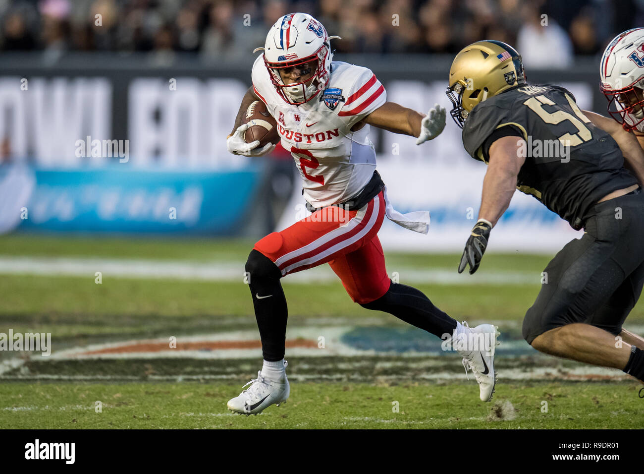 Fort Worth, Texas, Stati Uniti d'America. 22 Dic, 2018. Fort Worth, TX, Stati Uniti d'America. 22 Dic, 2018. Houston Cougars wide receiver Keith Corbin (2) tenta di ottenere l esercito del passato cavalieri neri linebacker Cole Christiansen (54) durante il quarto trimestre di forze armate Bowl NCAA Football gioco tra esercito cavalieri neri e la Houston Cougars a Amon G. Carter Stadium di Fort Worth, Tx. L'esercito ha vinto il gioco 70 a 14.Trask Smith/CSM/Alamy Live News Credito: Cal Sport Media/Alamy Live News Foto Stock