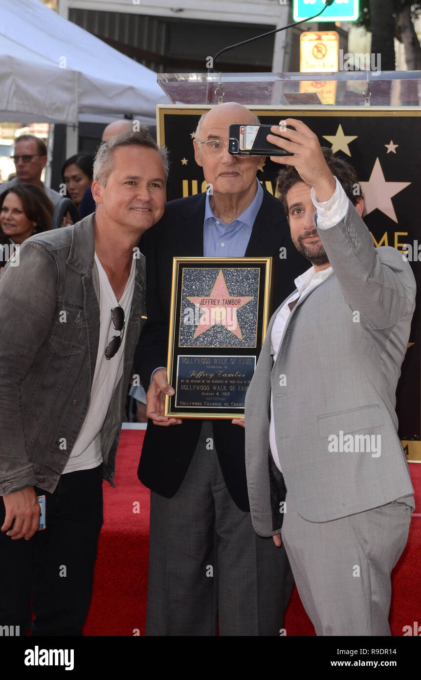 Los Angeles, CA, Stati Uniti d'America. 8 Ago, 2017. LOS ANGELES - AGO 8: Roy Prezzo, Jeffrey Tambor, Joe Lewis presso l'Jeffrey Tambor cerimonia stella sulla Hollywood Walk of Fame il 8 agosto 2017 a Los Angeles, CA Credito: Kay Blake/ZUMA filo/Alamy Live News Foto Stock