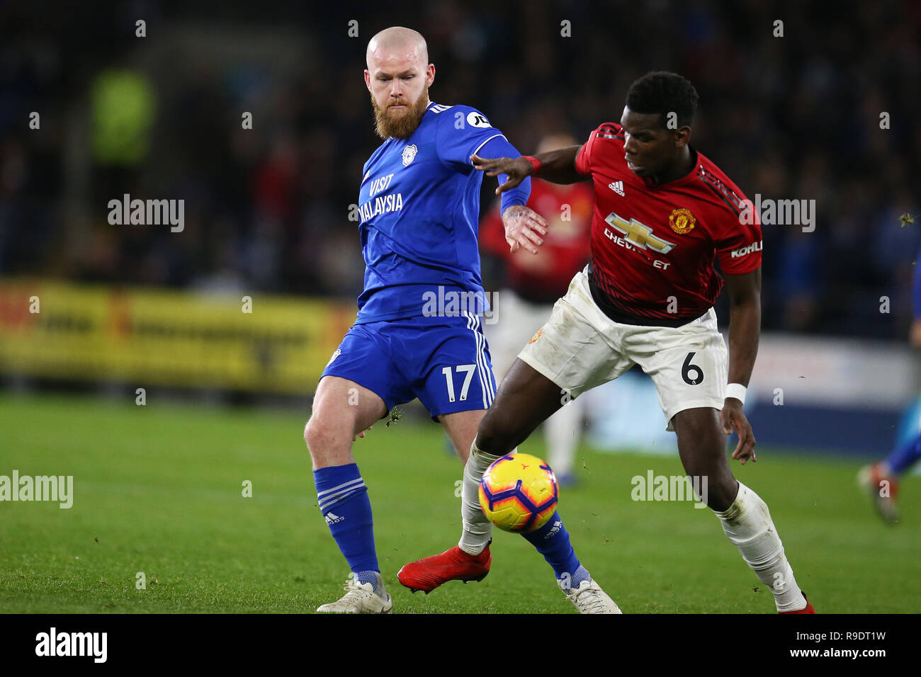 Cardiff, Regno Unito. 22 Dic, 2018. Paul Pogba del Manchester United è affrontato da Aron Gunnarsson di Cardiff City . Premier League, Cardiff City v Manchester Utd al Cardiff City Stadium sabato 22 dicembre 2018. Questa immagine può essere utilizzata solo per scopi editoriali. Solo uso editoriale, è richiesta una licenza per uso commerciale. Nessun uso in scommesse, giochi o un singolo giocatore/club/league pubblicazioni. pic da Andrew Orchard/Andrew Orchard fotografia sportiva/Alamy Live news Credito: Andrew Orchard fotografia sportiva/Alamy Live News Foto Stock