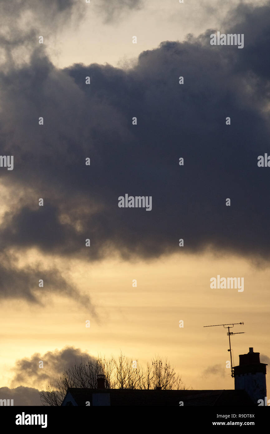 Shoeburyness, Southend-on-Sea, Essex, Regno Unito. Il 22 dicembre 2018. Regno Unito: Meteo Sunset over Shoeburyness - una vista di un drammatico cielo come il sole tramonta su ciò che è stato un aspetto molto luminoso giorno in Essex Credit: Ben rettore/Alamy Live News Foto Stock