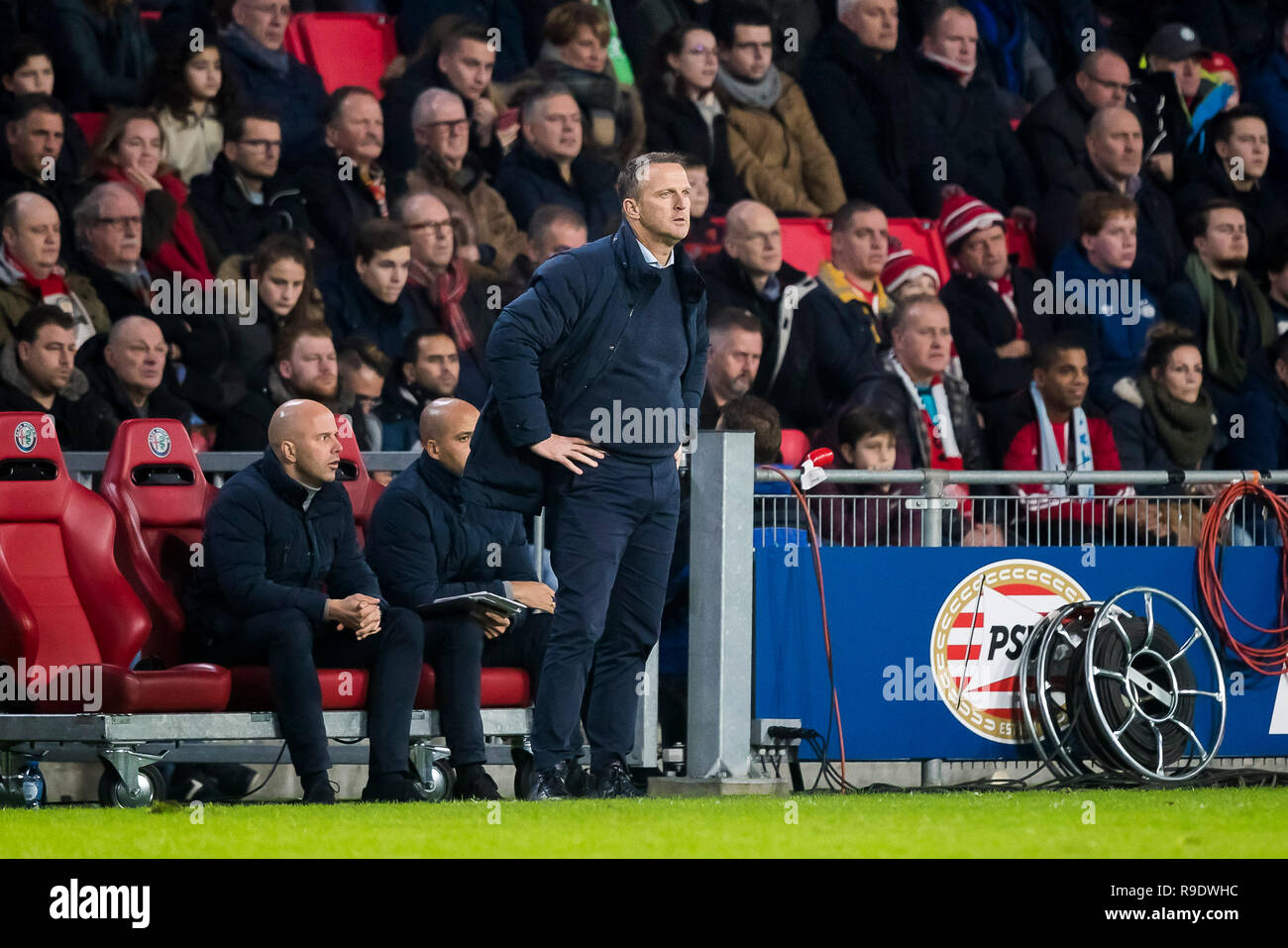 Eindhoven, Paesi Bassi. 22 Dic, 2018. EINDHOVEN, PSV - AZ 3-1, 22-12-2018, calcio Eredivisie olandese Stagione 2018 - 2019, Philips Stadium, AZ trainer John van den Brom (M), AZ Assistent trainer Arne slot (L) Credito: Pro scatti/Alamy Live News Foto Stock