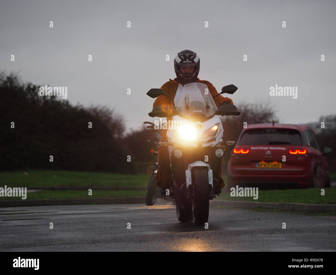 Cattedrale sul mare, Kent, Regno Unito. Il 23 dicembre, 2018. Associato Sheppey Bikers Natale carità eseguire: mountain bike gruppo associato Sheppey motociclisti hanno tenuto la loro annuale di Natale carità Corsa questa mattina, offrendo regali di Natale e allegria per i residenti di quattro case di cura sulla isola di Sheppey. Molti vestito in costumi per l'evento. Nella foto l'impostazione off a 10.30. Credito: James Bell/Alamy Live News Foto Stock