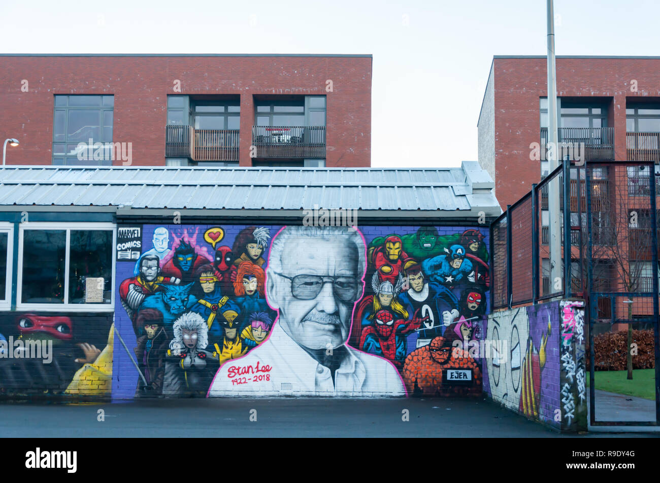 Glasgow, Scotland, Regno Unito. Il 23 dicembre, 2018. Un nuovo Stan Lee murale su Il Fienile Centro Giovanile a Cumberland Street nel Gorbals da Graffiti artist Danny McDermott noto come EJEK. La copertina è un omaggio al fumetto legenda, che morì Novembre 2018 di età compresa tra i 95 e gli mostra circondato dai suoi supereroi Marvel compresi Ironman, Spiderman, Thor, Hulk, X-men, Deadpool, i vendicatori, Captain America e i Fantastici Quattro. Credito: Berretto Alamy/Live News Foto Stock