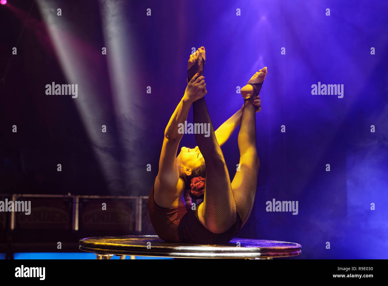 Parigi, Francia. 22 Dic, 2018. Valentino Villenet esegue durante la mostra di nuove stelle del Cirque Pinder presso La Pelouse De Reuilly su dicembre 22, 2018 a Parigi, Francia. La mostra di emozioni, sogni e brividi, dura fino al 3 febbraio 2019. Credito: Bernard Menigault/Alamy Live News Foto Stock