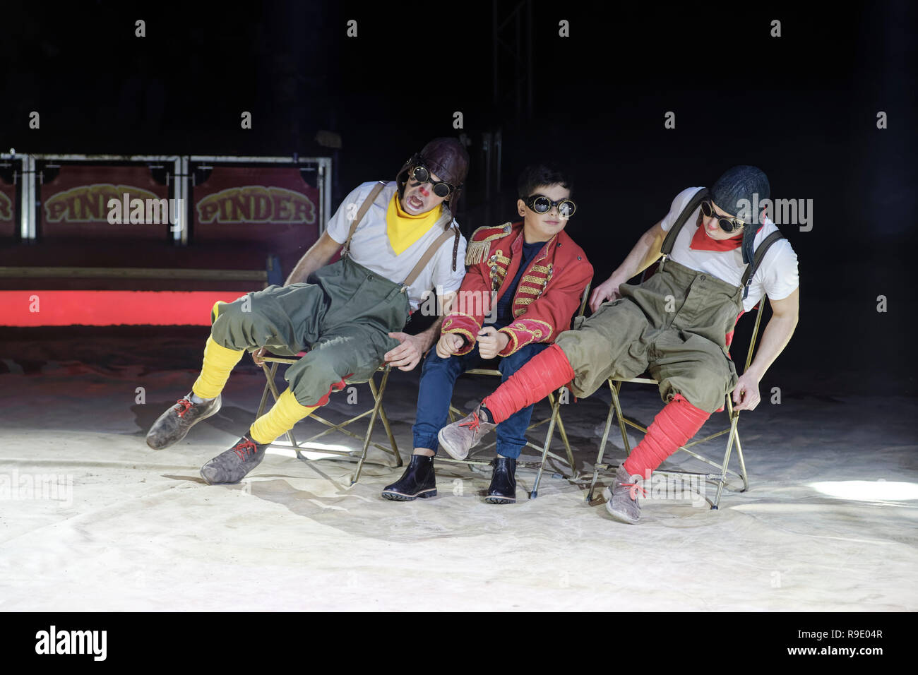 Parigi, Francia. 22 Dic, 2018. Clown Les Caravoiles eseguire durante lo spettacolo di nuove stelle del Cirque Pinder presso La Pelouse De Reuilly su dicembre 22, 2018 a Parigi, Francia. La mostra di emozioni, sogni e brividi, dura fino al 3 febbraio 2019. Credito: Bernard Menigault/Alamy Live News Foto Stock