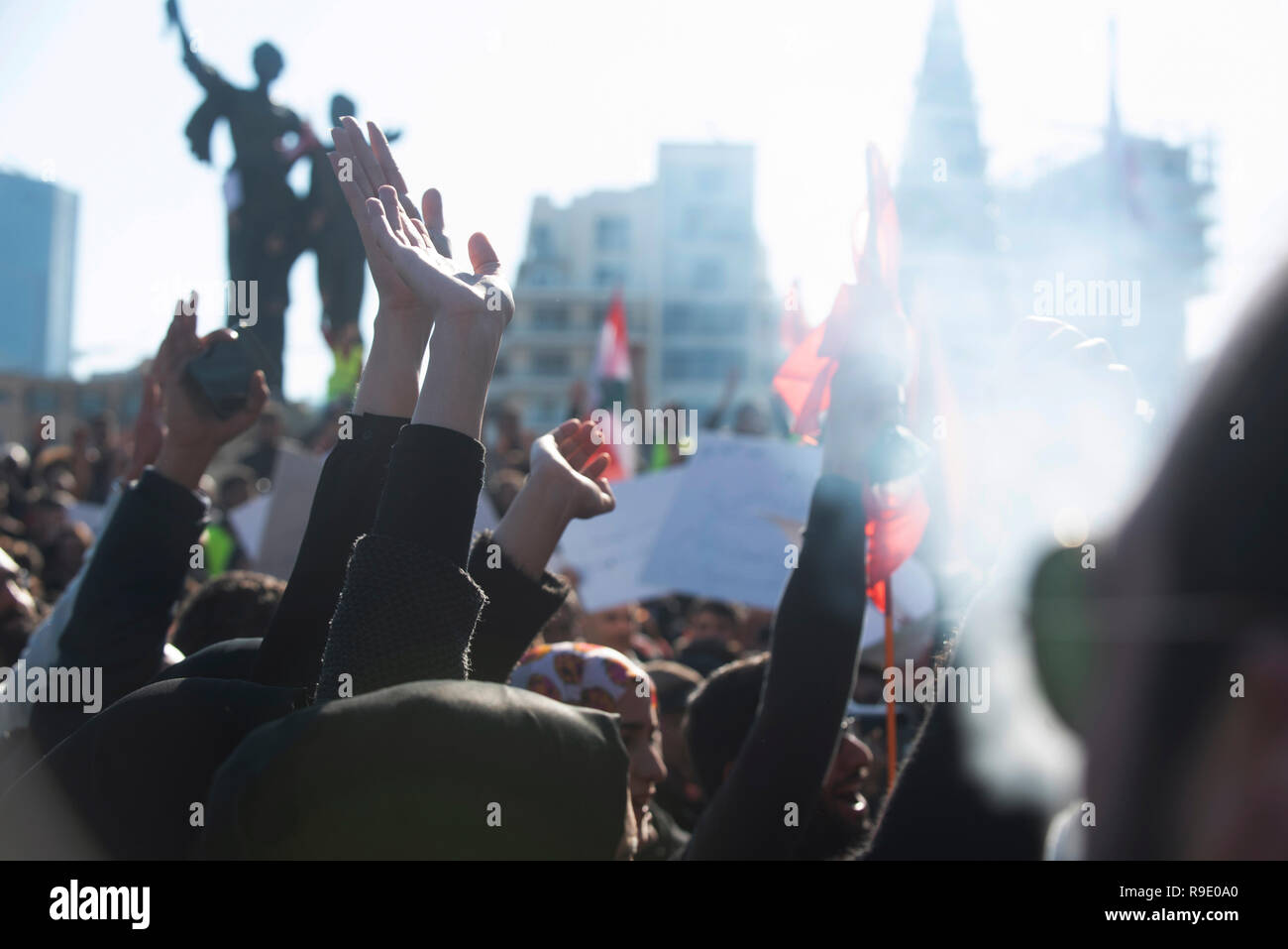 Beirut, Libano, 23 dic 2018. Libanesi che protestavano contro il sistema politico per la formazione del governo deadlock e le condizioni di vita a Beirut Libano 23 dicembre 2018. Il credito di Mohamad Itani/Alamy live news Foto Stock