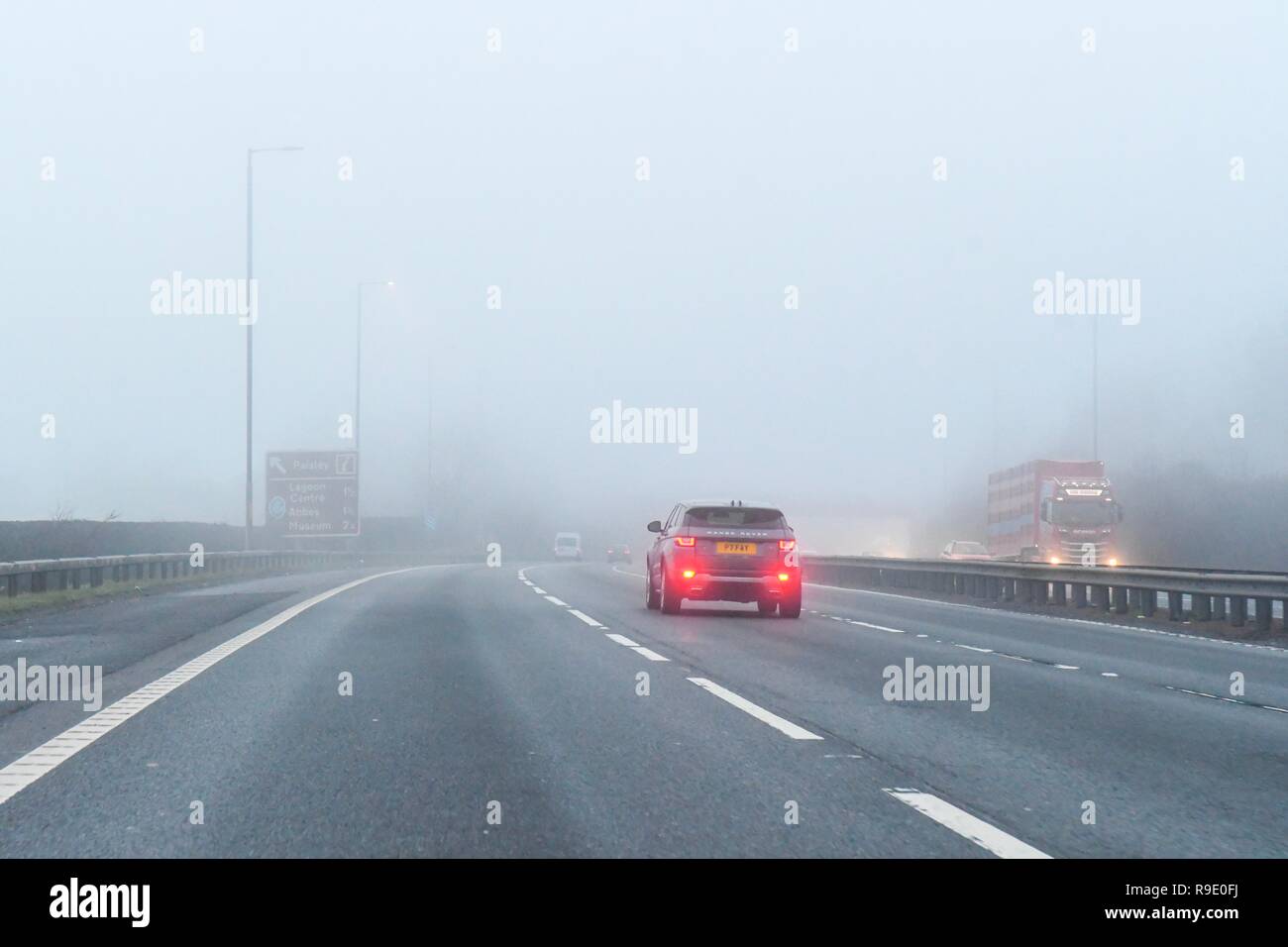 Glasgow, Regno Unito. 23 Dicembre 2018: Regno Unito meteo - nebbia sull'autostrada M8 Glasgow Credit: Kay Roxby/Alamy Live News Foto Stock