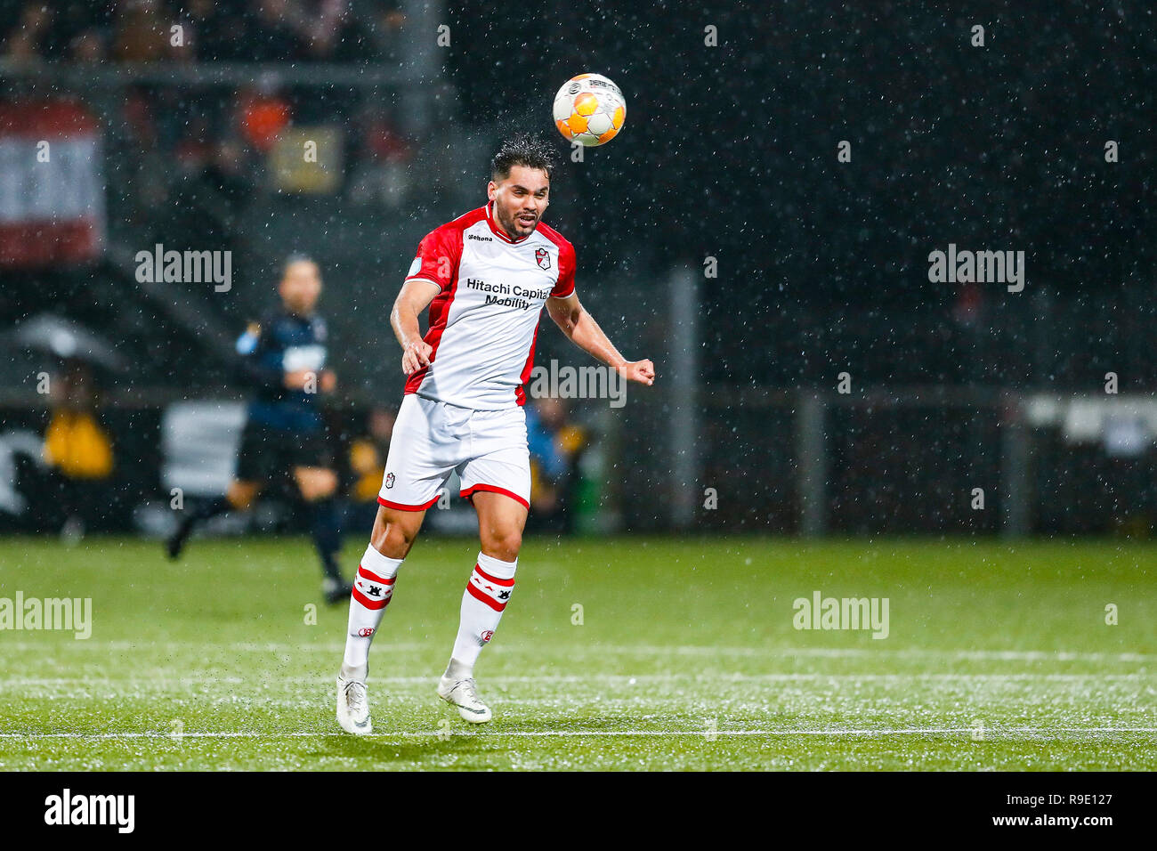Emmen, Paesi Bassi. 23 Dic, 2018. EMMEN - 23-12-2018, Emmen Stadium , olandese Eredivisie calcio stagione 2018 / 2019 . Emmen defender Ketsiah Veendorp sulla palla durante il gioco Emmen - Willem II . Credito: Pro scatti/Alamy Live News Foto Stock