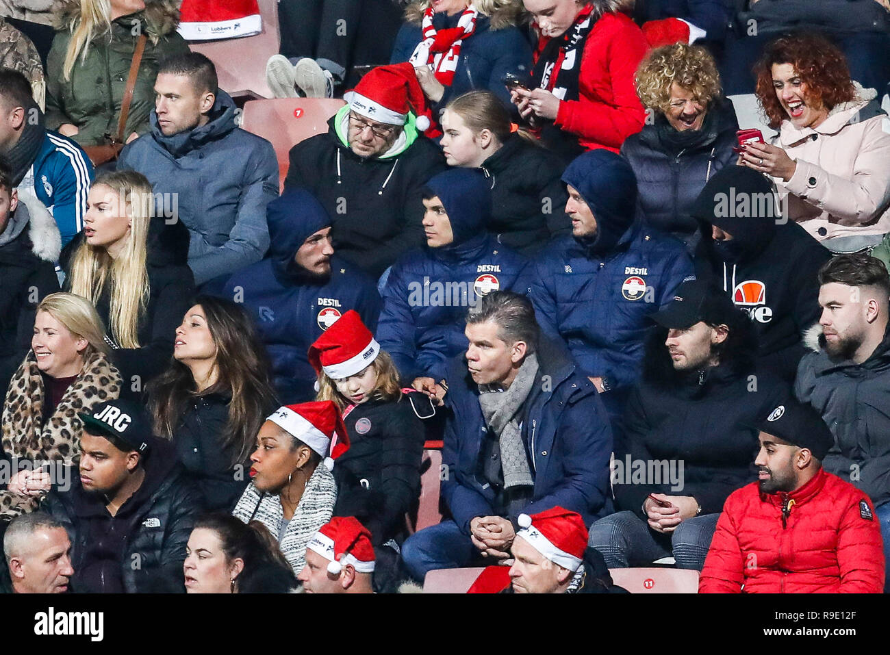 Emmen, Paesi Bassi. 23 Dic, 2018. EMMEN - 23-12-2018, Emmen Stadium , olandese Eredivisie calcio stagione 2018 / 2019 . Sospeso giocatori sullo stand durante il gioco Emmen - Willem II . Credito: Pro scatti/Alamy Live News Foto Stock