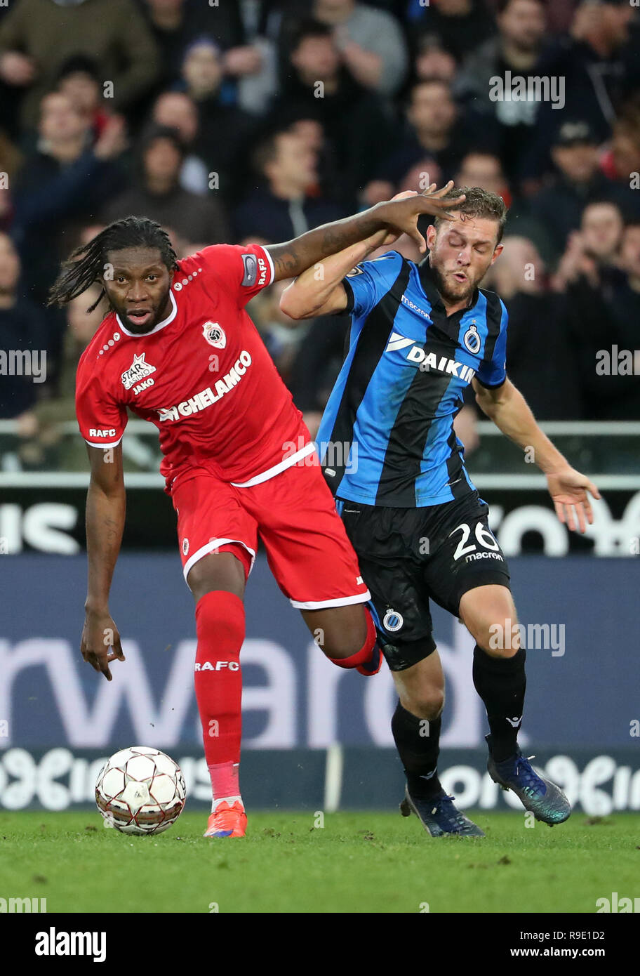 Bruges, Belgio. Il 23 dicembre 2018. Dieumerci Mbokani di Anversa e Mats Rits del Club Brugge lotta per la palla durante la Jupiler Pro League Match Day 20 tra il Club Brugge e Royal Antwerp Fc sul dicembre 23, 2018 a Bruges, Belgio. (Foto di Vincent Van Credito: Pro scatti/Alamy Live News Foto Stock