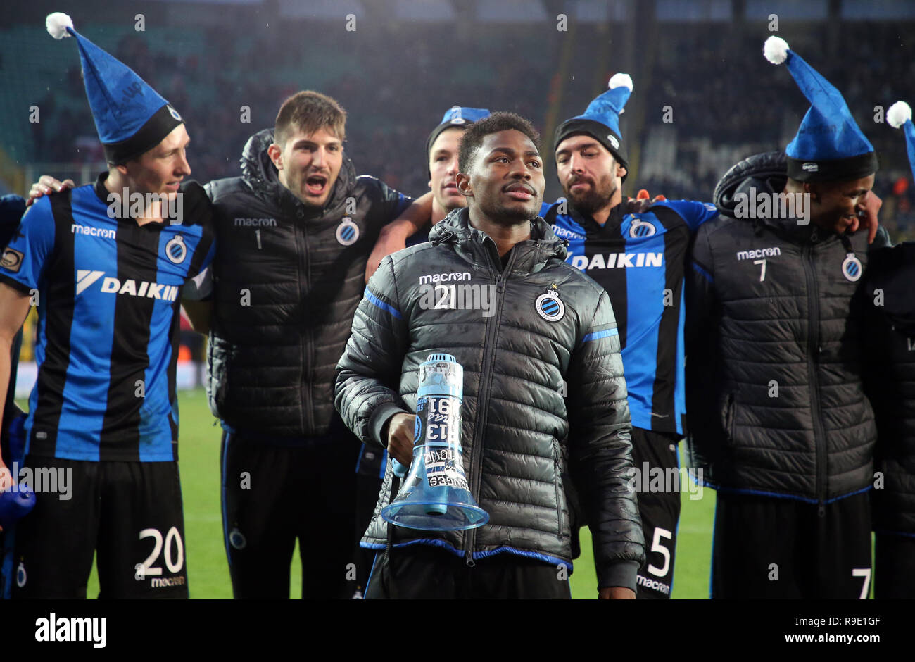 Bruges, Belgio. Il 23 dicembre 2018. Emmanuel Bonaventura Dennis del Club Brugge festeggia dopo aver vinto la Jupiler Pro League Match Day 20 tra il Club Brugge e Royal Antwerp Fc sul dicembre 23, 2018 a Bruges, Belgio. (Foto di Vincent Van Doornick/Isospo Credito: Pro scatti/Alamy Live News Foto Stock