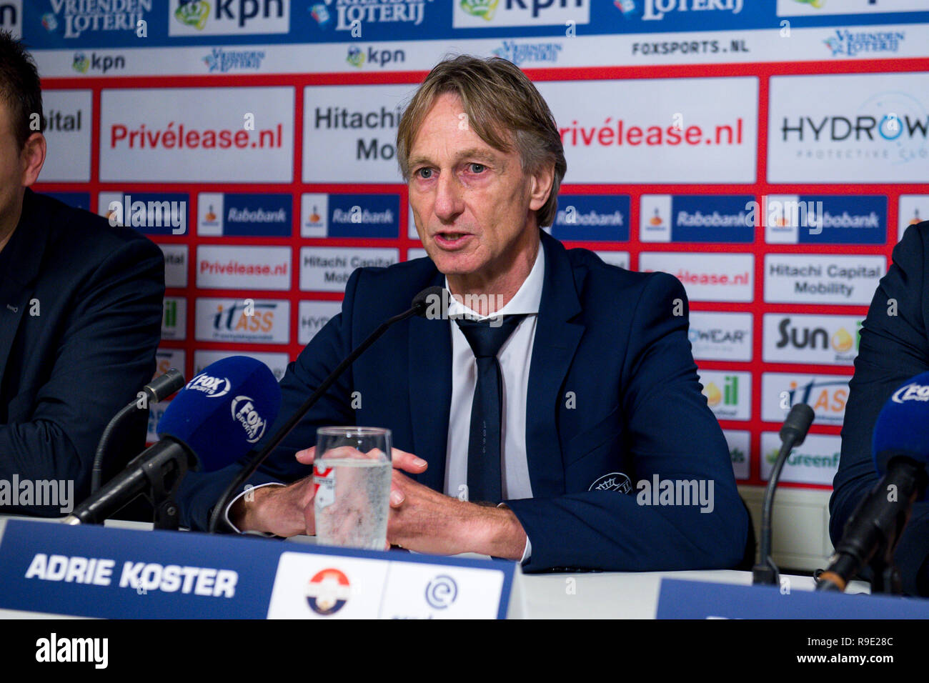 Emmen, Paesi Bassi. 23 Dic, 2018. EMMEN, calcio, 23-12-2018, FC Emmen - Willem II, De Oude Meerdijk stadium, stagione 2018 / 2019, olandese Eredivisie, Willem II formatore/coach Adrie Koster durante la conferenza stampa dopo la partita FC Emmen - Willem II Credito: Pro scatti/Alamy Live News Foto Stock