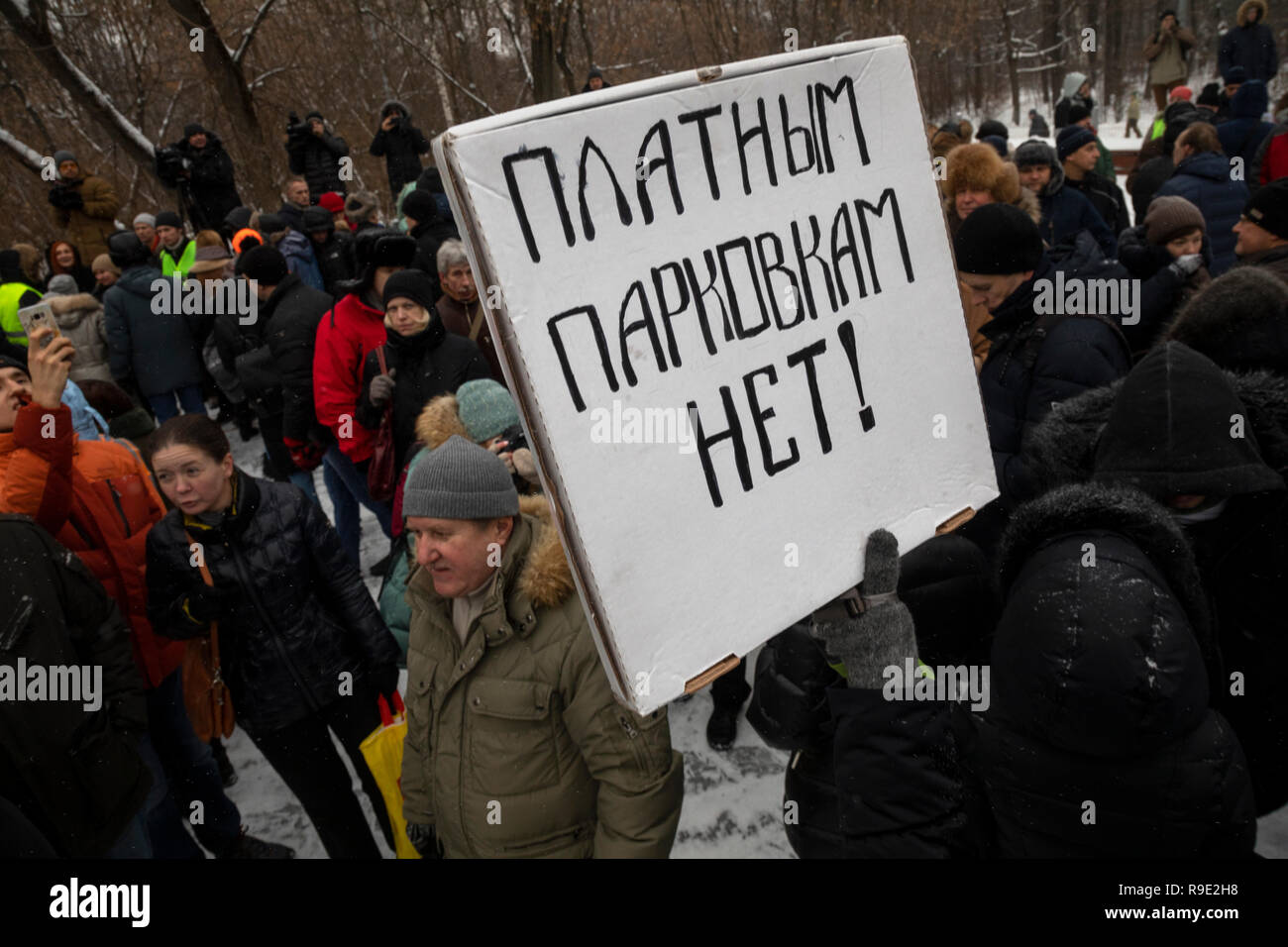 Mosca, Russia. Il 23 dicembre, 2018: una protesta contro l'aumento spese di parcheggio. Spese di parcheggio su strade giardino interno anello stradale e su un paio di punti in prossimità del terzo anello stradale sono stati aumentati dal 15 Dicembre 2018 da 80 a 380 rubli per ogni ora. Credito: Nikolay Vinokurov/Alamy Live News Foto Stock Mosca, Russia. Il 23 dicembre, 2018: una protesta contro l'aumento spese di parcheggio. Spese di parcheggio su strade giardino interno anello stradale e su un paio di punti in prossimità del terzo anello stradale sono stati aumentati dal 15 Dicembre 2018 da 80 a 380 rubli per ogni ora. Credito: Nikolay Vinokurov/Alamy Live News Foto Stock
