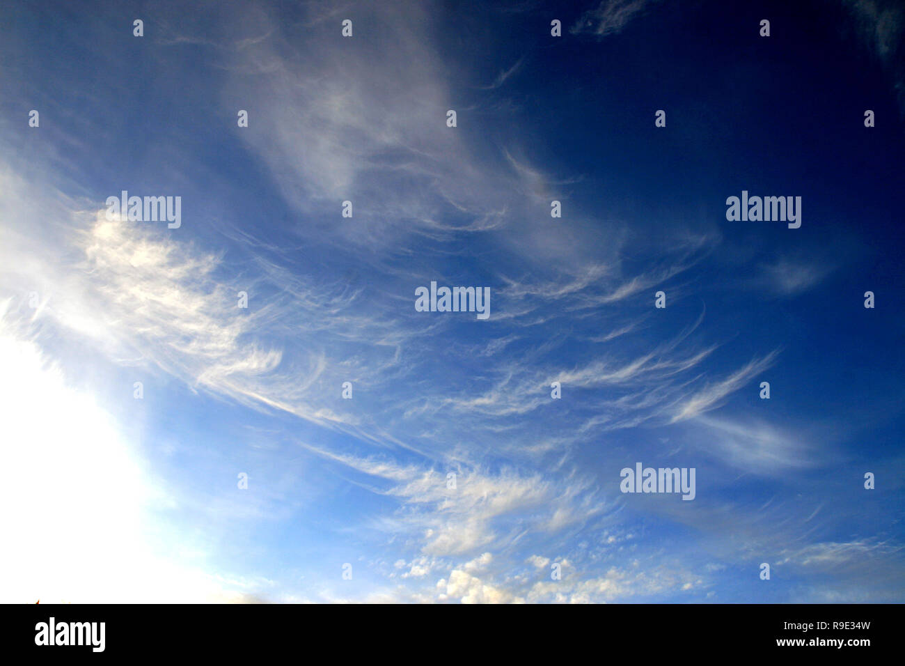 Whispy nuvole del cielo Foto Stock