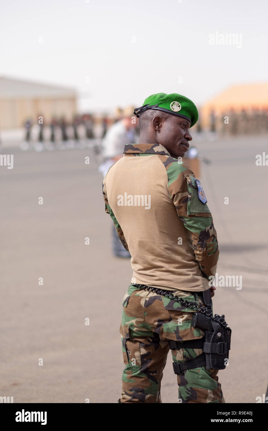 Niamey, Niger, 11 Aprile 2018: un soldato dal Niger sta di guardia in corrispondenza di una base aerea durante la cerimonia di apertura di Flintlock 2018 contro il terrorismo della formazione Foto Stock