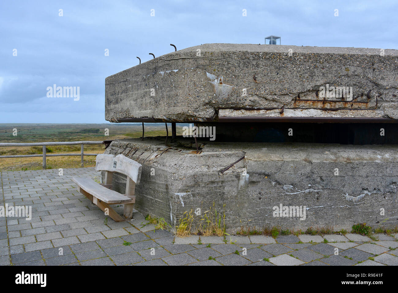Vista laterale della II guerra mondiale commando post bunker in Den Hoorn sull isola di Texel in Olanda Foto Stock