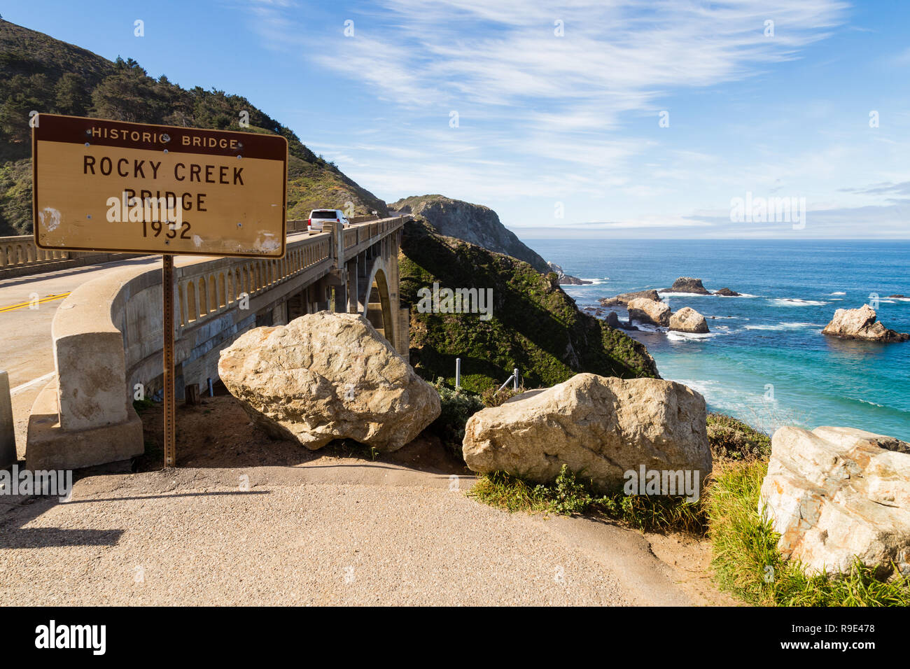 Historic Rocky Creek (Bixby Creek) ponte con il segno e la vista dell'oceano dal Pacific Coast Highway in California Foto Stock