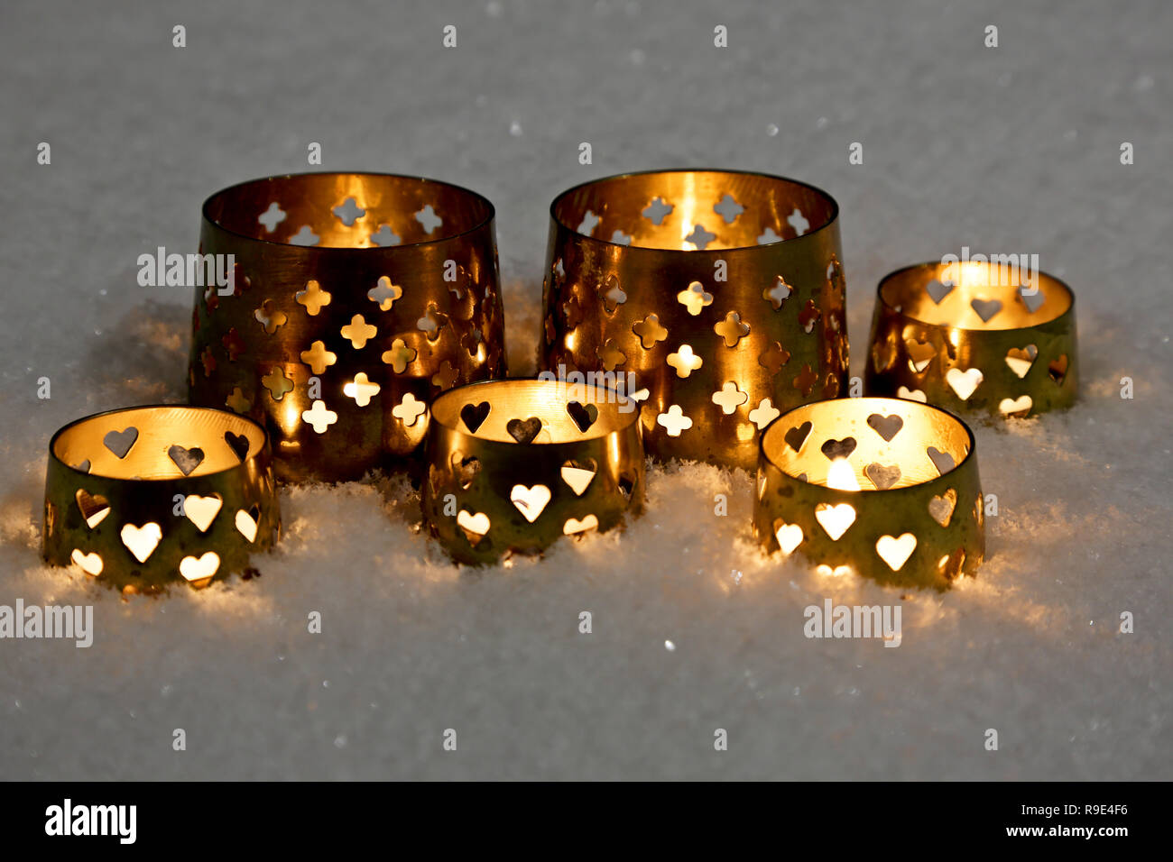 Candele accese in un recipiente di ottone in tarda serata nel periodo invernale Foto Stock