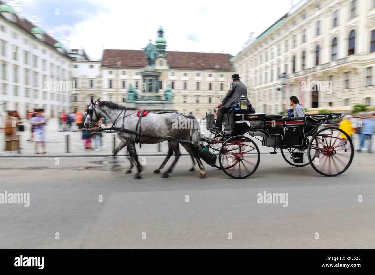 VIENNA, Austria - 26 agosto 2018: persone touring in pullman nel palazzo di Hofburg Foto Stock
