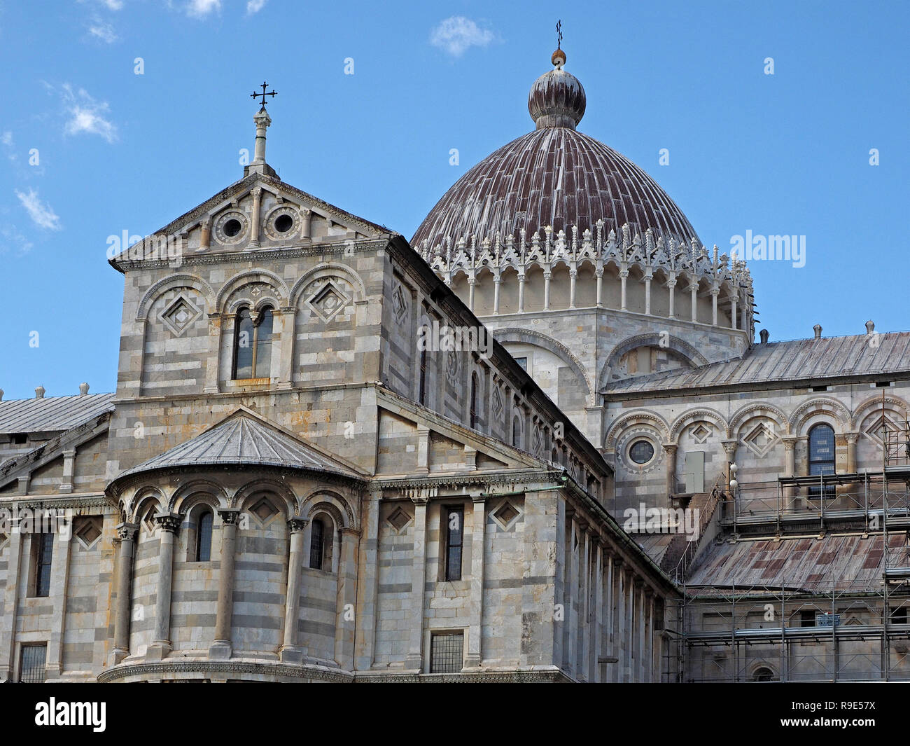 Il magnifico Duomo di Pisa, sotto cieli blu sulla Piazza dei Miracoli) in Pisa, Toscana, Italia Foto Stock