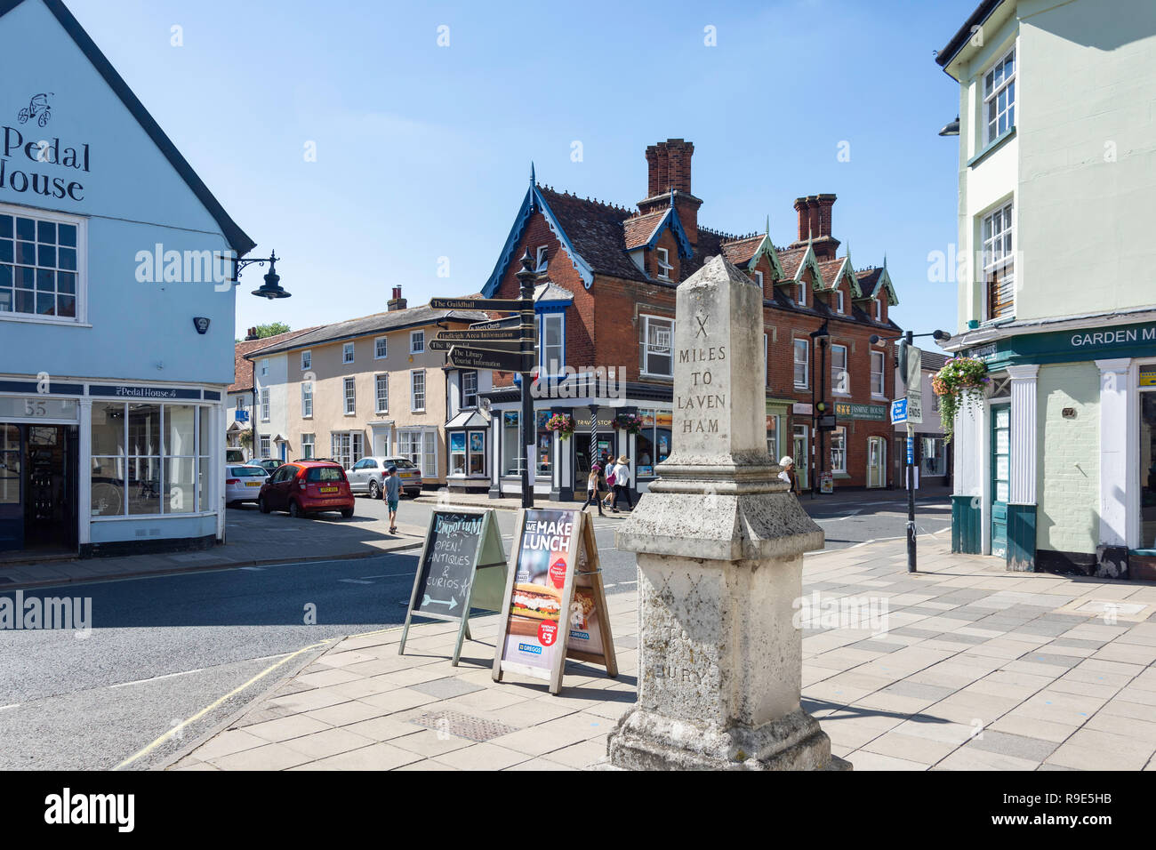 Antica pietra miliare, George Street, Hadleigh, Suffolk, Inghilterra, Regno Unito Foto Stock