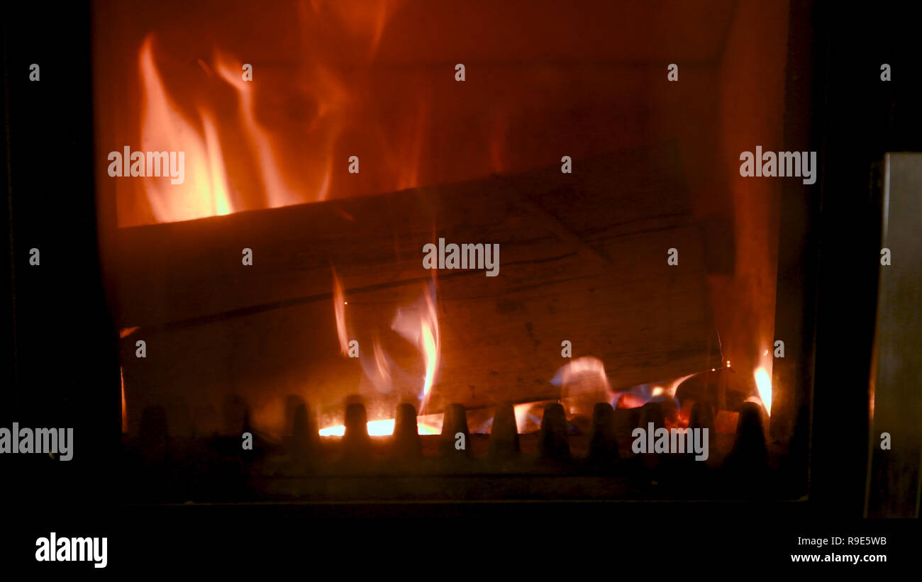 Chiusura del registro di legno brucia in stufa, carbin il rilascio in atmosfera di combustibili fossili, le emissioni e concetto ecologz Foto Stock