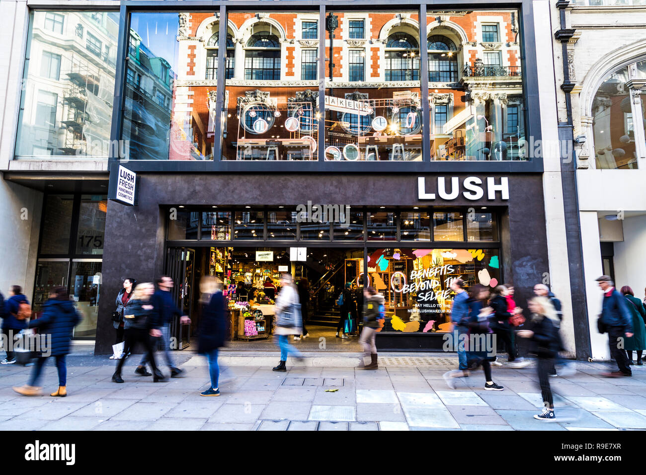 I pedoni che passa di fronte al lussureggiante Oxford Street negozio di Londra, Regno Unito Foto Stock