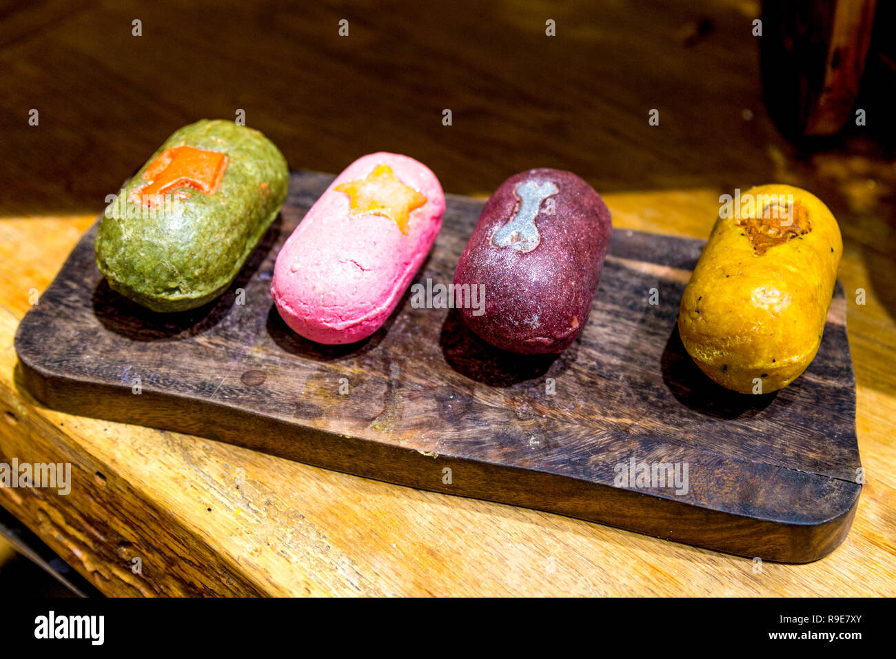 Il display di colorate a mano pressato a freddo saponi al lussureggiante Oxford Street negozio di Londra, Regno Unito Foto Stock