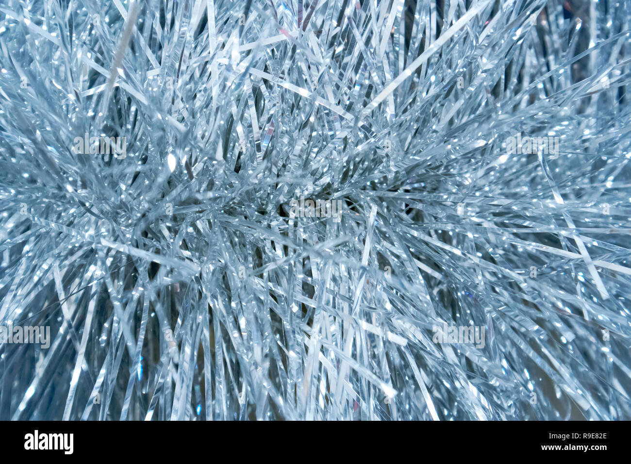 Sfondo di natale con argento lucido tinsel closeup, può anche essere utilizzato come trama Foto Stock