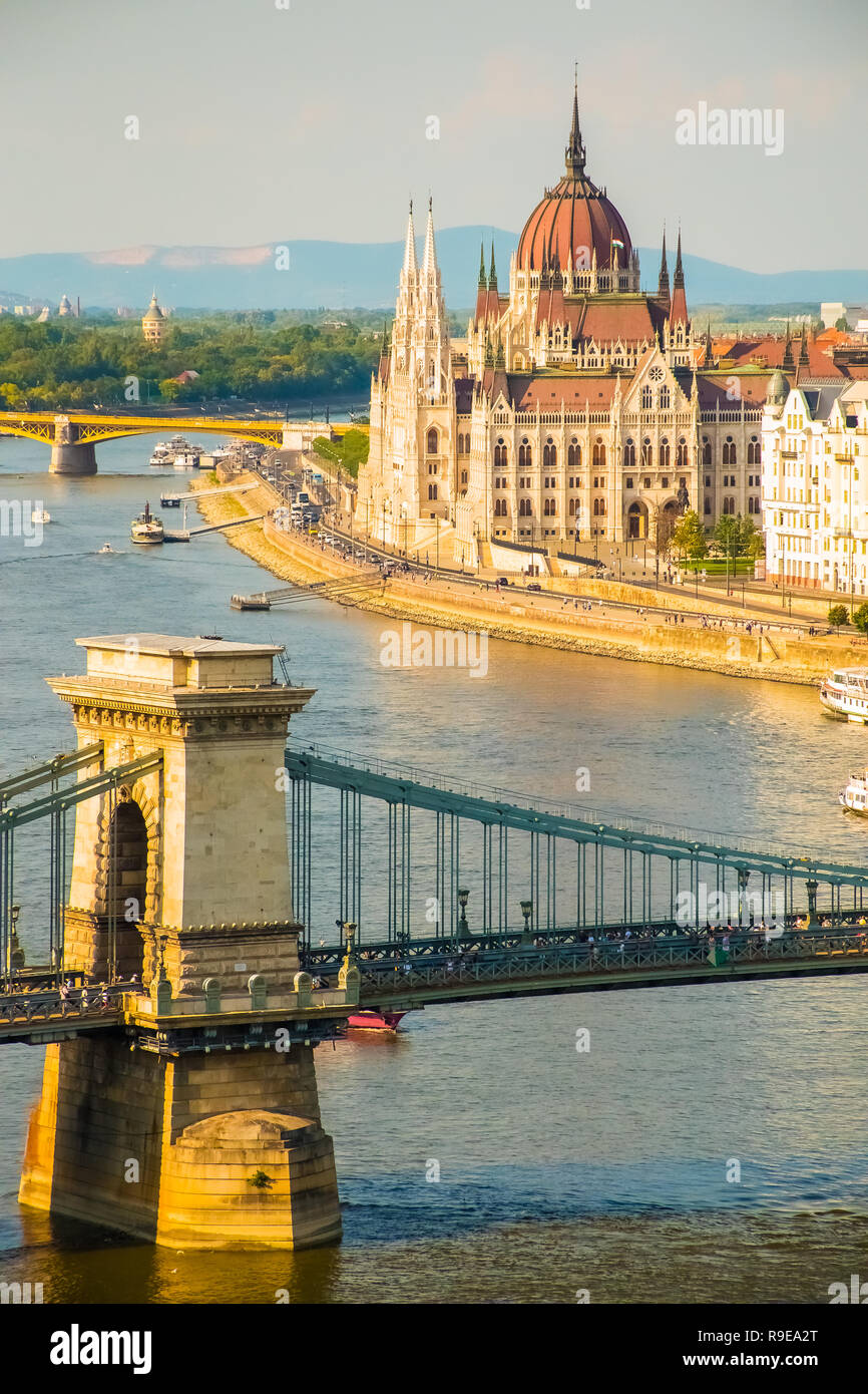 Vista colorate del Parlamento e il Ponte della Catena nella città di Budapest, splendida primavera cityscape di Budapest, Ungheria, Europa Foto Stock