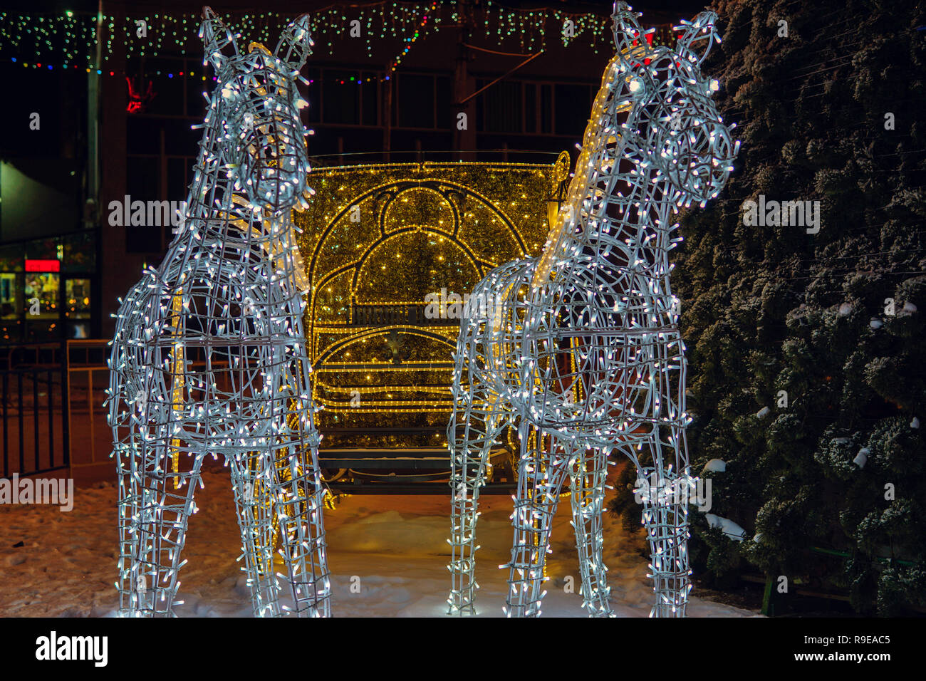 Notte di Natale Illuminazione in città sreets, alberi di Natale, decorazioni Foto Stock