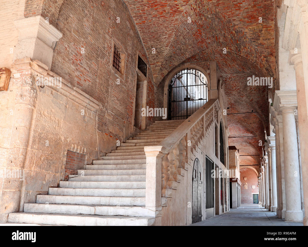 Scala con gradini in pietra a salire al di sopra della Basilica Palladiana nella città di Vicenza in Italia Foto Stock