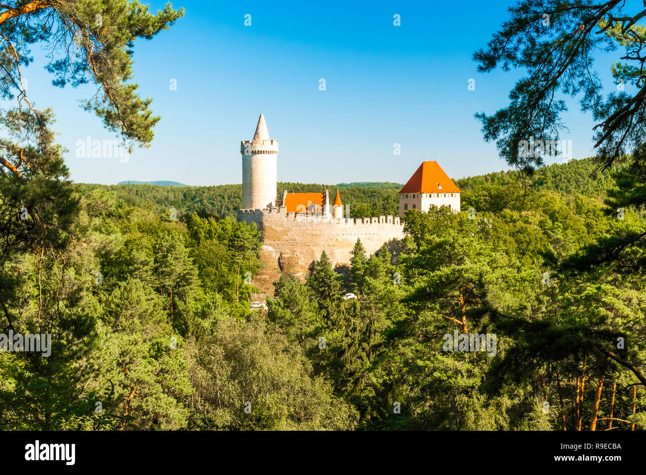 Medievale castello gotico Kokorin, Kokorinsko paesaggio protetto area, Repubblica Ceca Foto Stock
