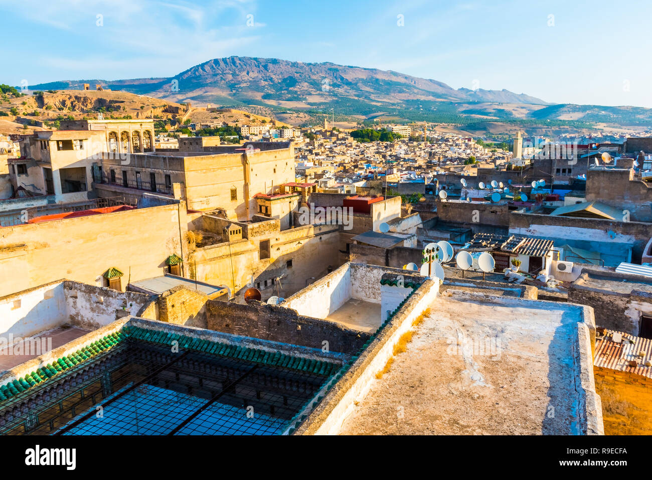 Paesaggio urbano vista sui tetti della più grande medina di Fes, Marocco, Africa Foto Stock