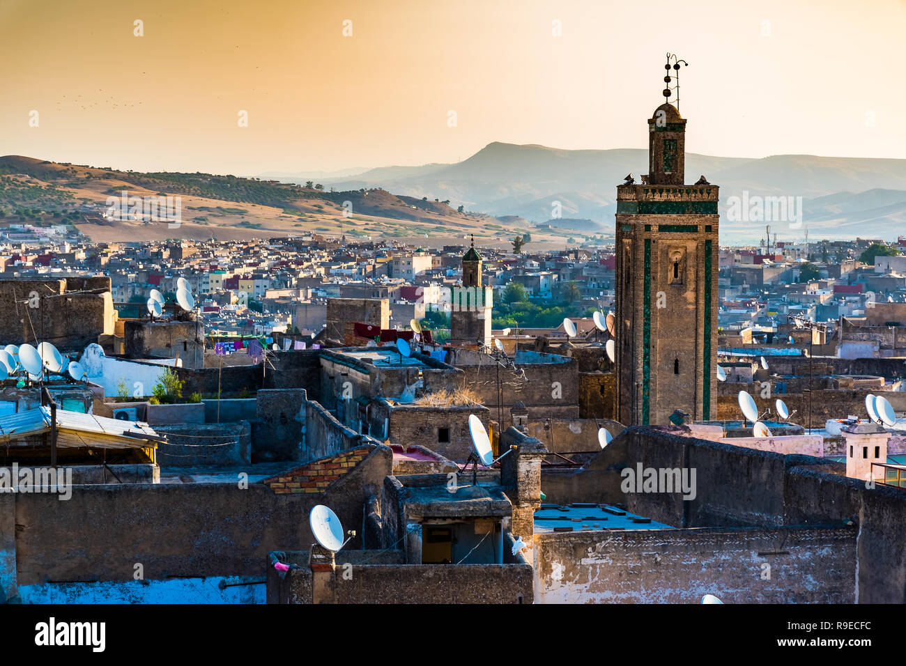 Paesaggio urbano vista sui tetti della più grande medina di Fes, Marocco, Africa Foto Stock
