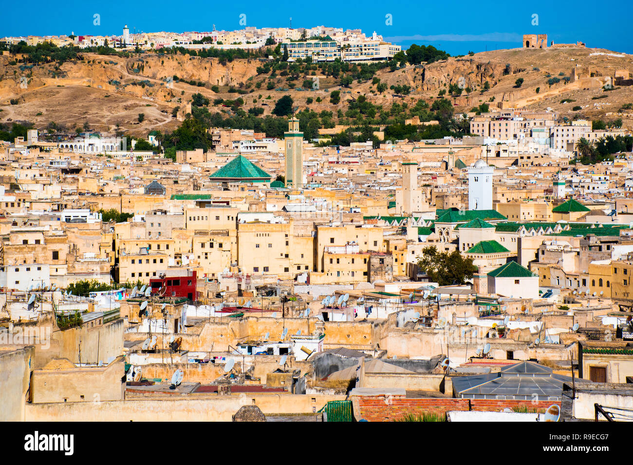 Paesaggio urbano vista sui tetti della più grande medina di Fes, Marocco, Africa Foto Stock