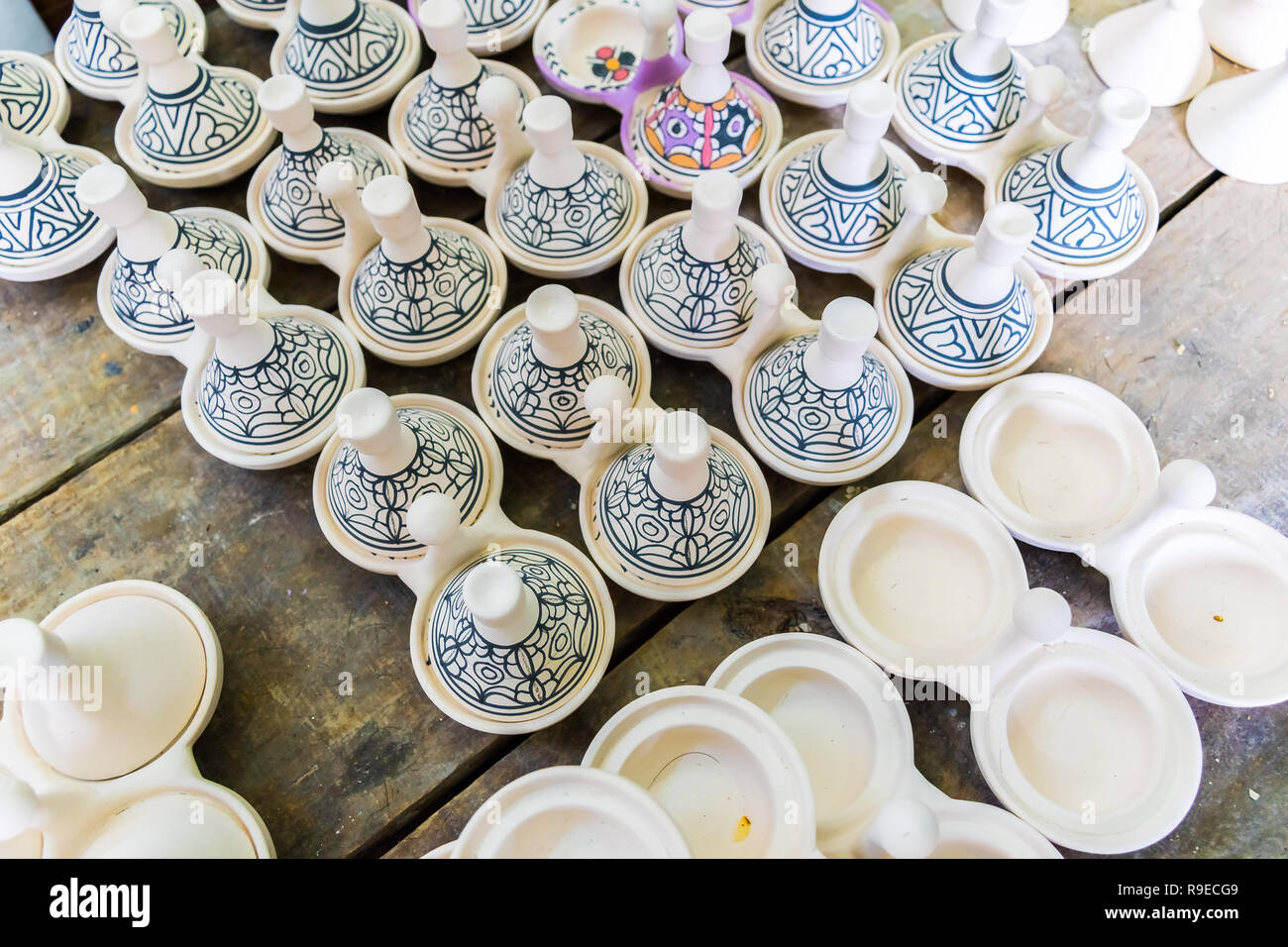 Un marocchino ceramista crea ceramiche in un workshop nella vecchia medina di Fez, Marocco, Africa Foto Stock