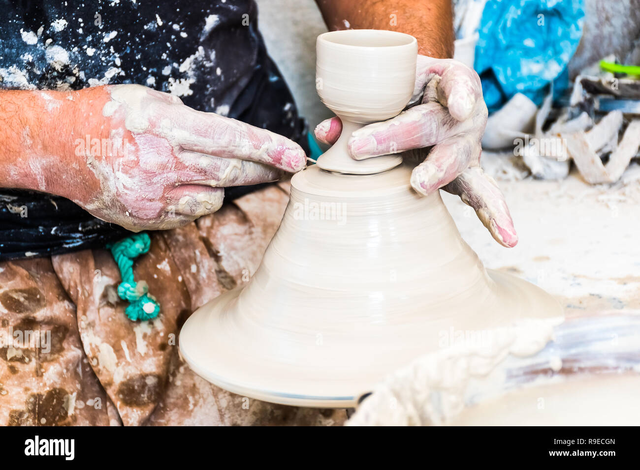 Un marocchino ceramista crea ceramiche in un workshop nella vecchia medina di Fez, Marocco, Africa Foto Stock