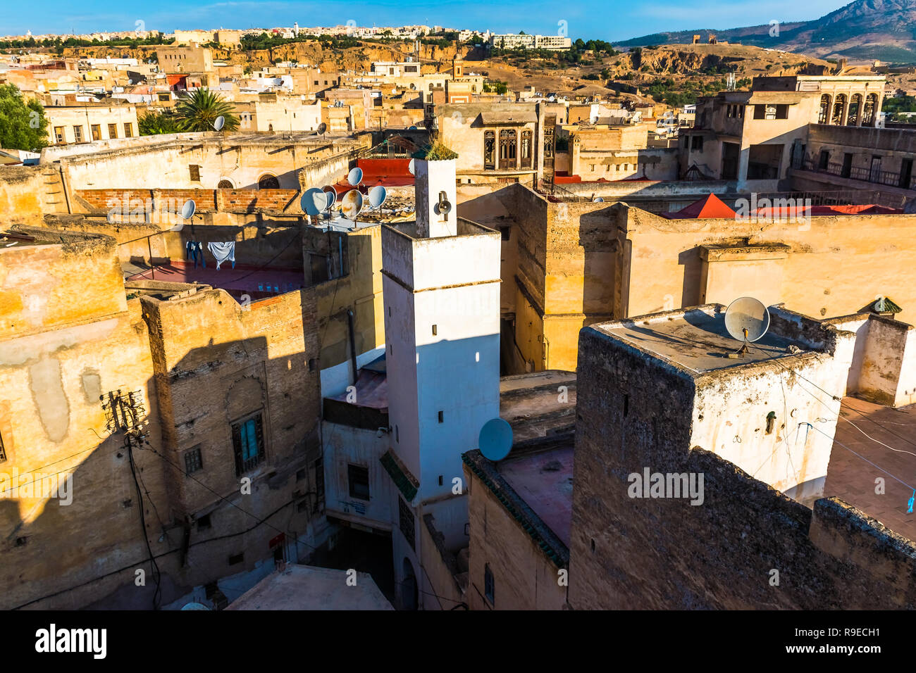 Paesaggio urbano vista sui tetti della più grande medina di Fes, Marocco, Africa Foto Stock