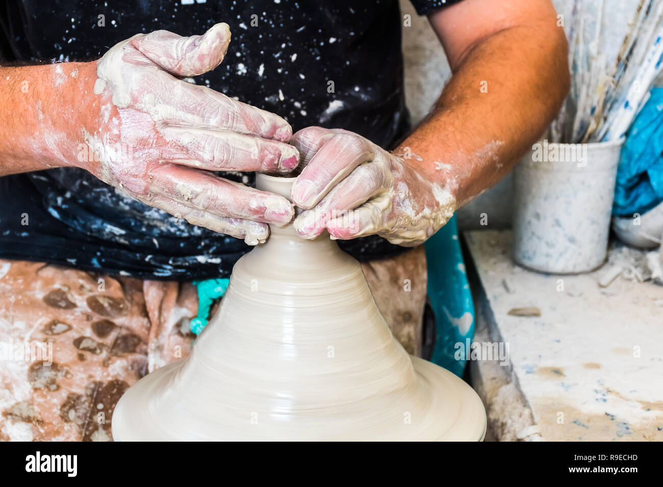 Un marocchino ceramista crea ceramiche in un workshop nella vecchia medina di Fez, Marocco, Africa Foto Stock