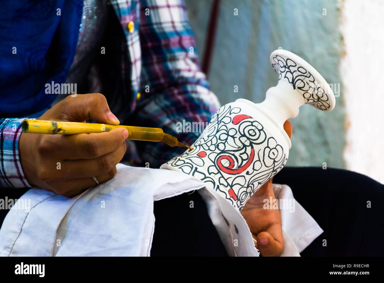 Un marocchino ceramista crea ceramiche in un workshop nella vecchia medina di Fez, Marocco, Africa Foto Stock