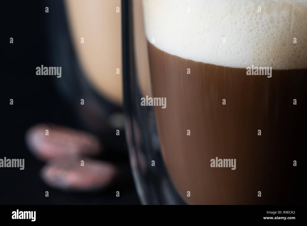 Caffè con schiuma di latte in un bicchiere con pareti doppie. Foto Stock
