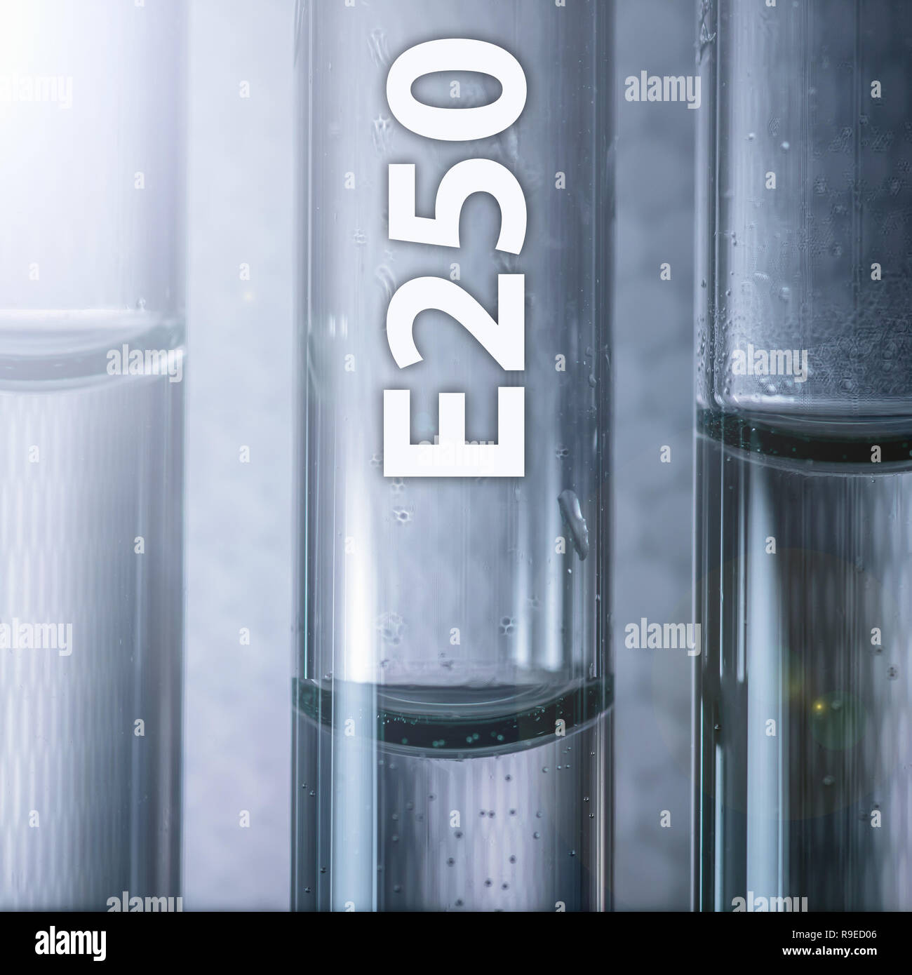 Pericoloso additivo alimentare di nitrito di sodio E250 in un medico tubo di prova Foto Stock