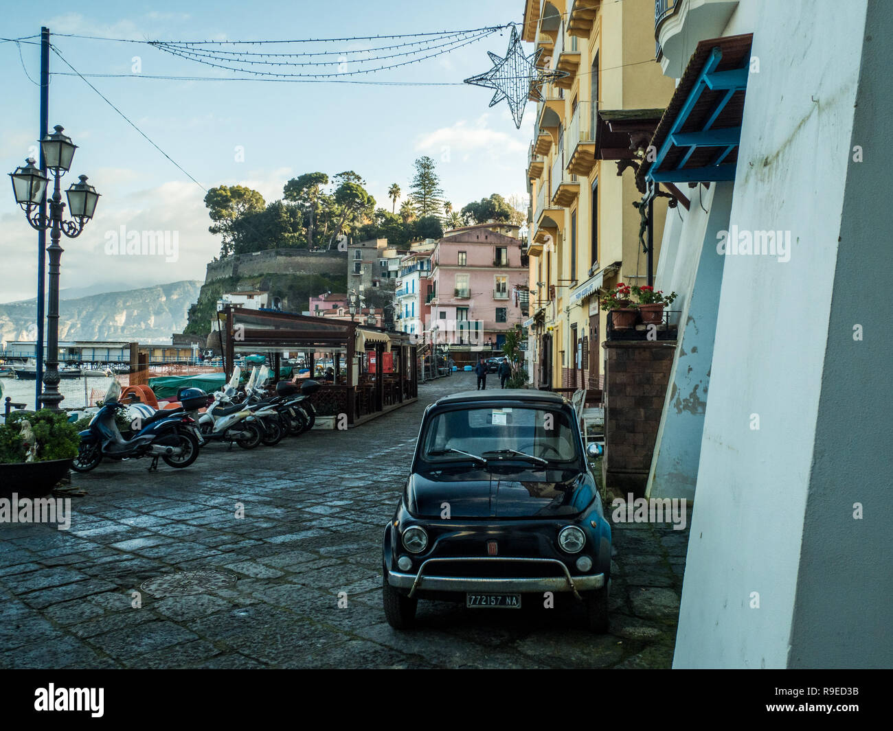 Classic Fiat 500 automobile parcheggiata su una strada a Marina Grande, Sorrento, regione Campania, Italia Foto Stock