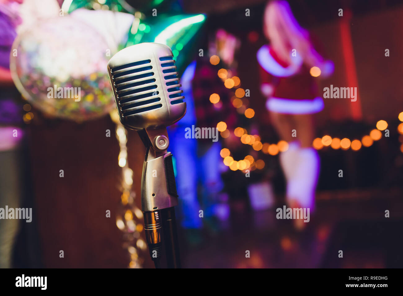 Microfono. Natale in musica concetto karaoke. Discoteca. Nuovo anno  celebrazione Foto stock - Alamy