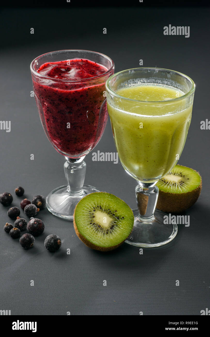 Berry e kiwi frullato di frutta Foto Stock