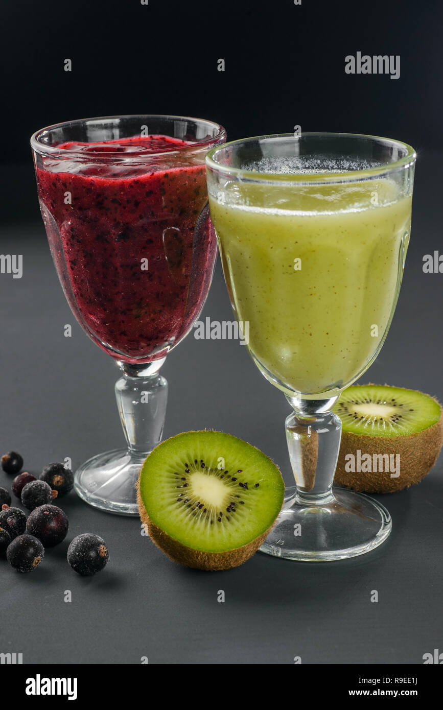 Berry e kiwi frullato di frutta Foto Stock