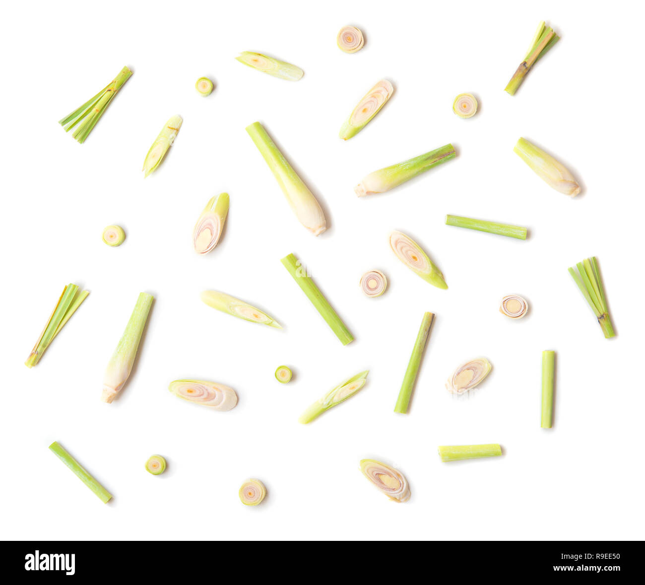 Verde fresco fette di lemongrass isolati su sfondo bianco. Foto Stock Verde fresco fette di lemongrass isolati su sfondo bianco. Foto Stock